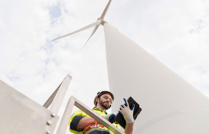 Mobile GIS Software - Mobile Geodatenerfassung mit Tablet im Außeneinsatz