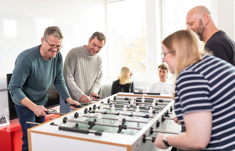 WhereGroup Team-Building: GIS-Spezialisten und Geodaten-Experten beim kollegialen Tischfußball - Zusammenarbeit und Teamgeist im Geoinformations-Unternehmen