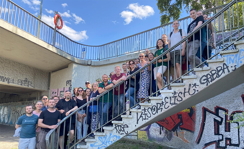 Das WhereGroup-Team auf einer Treppe an in Berlin.