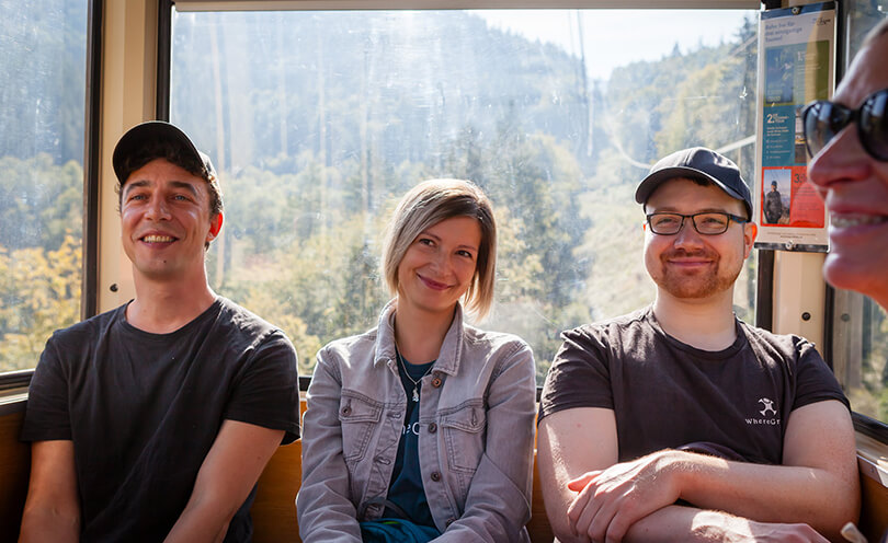 Vier Personen der WhereGroup in einer Gondel in Freiburg. Open Source GIS.