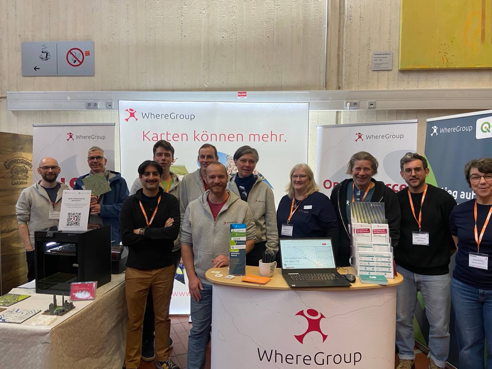 Das WhereGroup-Team am Infostand; v.l.n.r.: Johannes, Stefan, Nimrod, Tobias, Thorsten, Frederik, Jutta, Thekla, Jörg, Martin, Astrid.